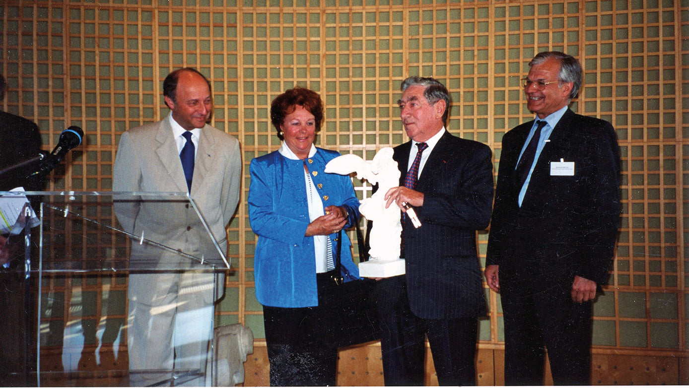 Michel Adrien reçoit le Prix national des autodidactes des mains du ministre des finances, Laurent Fabius, en 2001